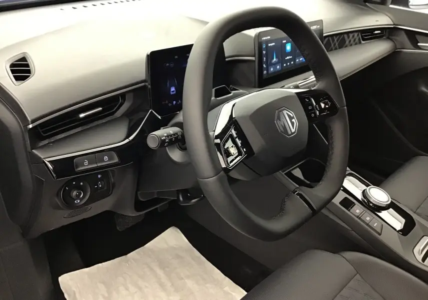 Vue intérieure côté conducteur du MG3 1.5 Hybrid+ 195 LUXURY avec volant multifonction et écran tactile central.