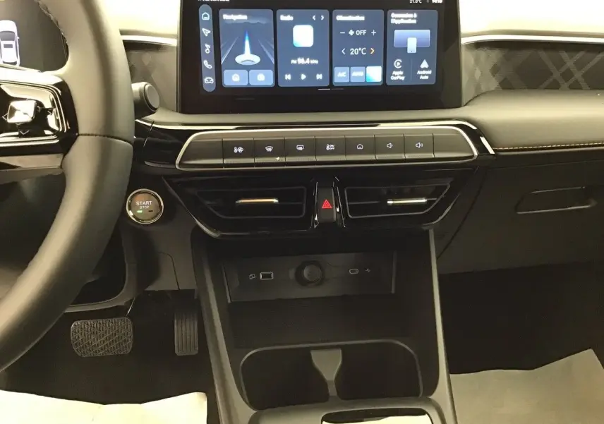Vue intérieure centrée sur la console centrale et écran tactile du MG3 1.5 Hybrid+ 195 Luxury en Pebble Black.
