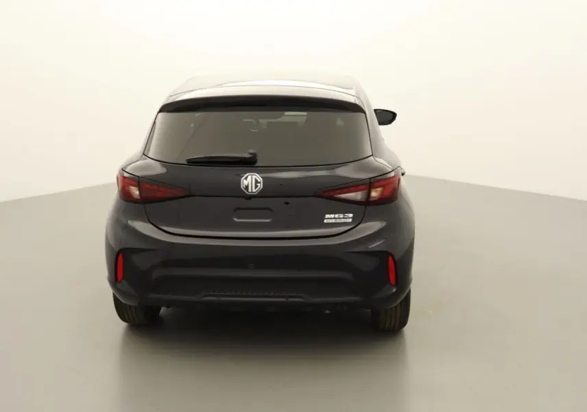 Vue arrière d'une MG3 1.5 Hybrid+ Pebble Black 2026, avec feux arrière et logo MG bien visibles.