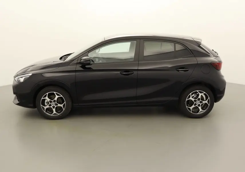 Vue de profil côté gauche d'une MG3 1.5 Hybrid+ Pebble Black avec jantes alliage et lignes fluides.