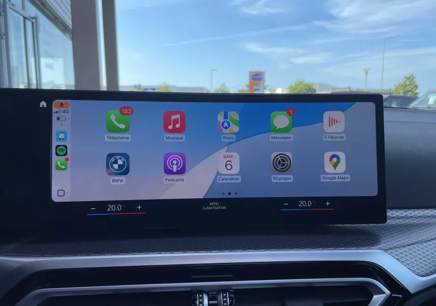 Écran tactile central de la BMW Série 3 Touring G21 XDrive 190 M Sport 2022 affichant les applications connectées, intérieur noir.