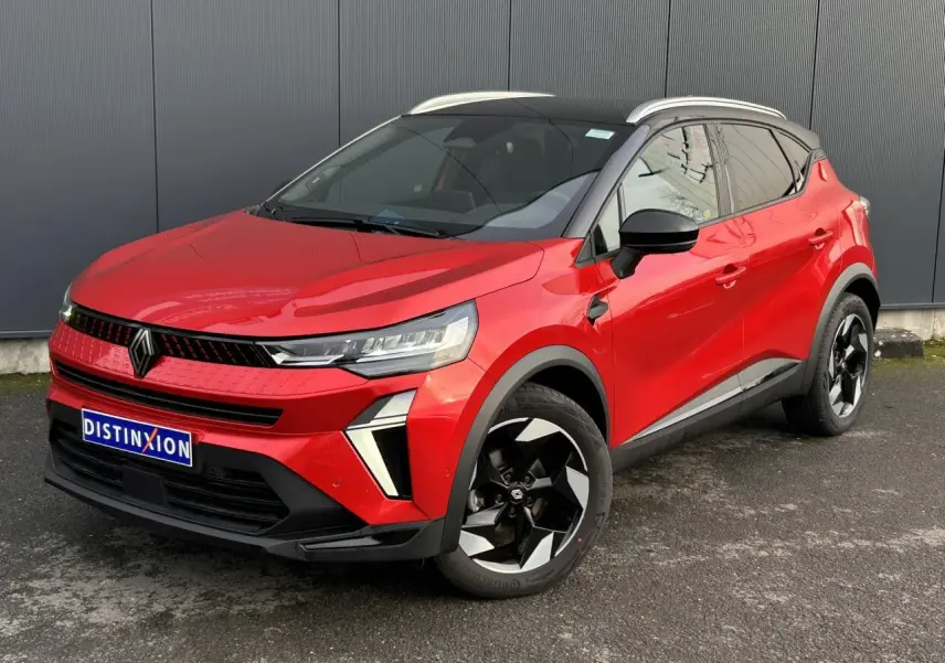 Renault Captur 2025 rouge Flamme et noir, vue 3/4 avant droit avec jantes alu noires et toit alu.