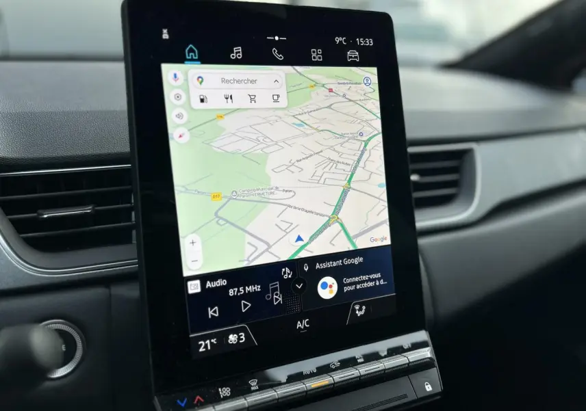 Vue rapprochée de l’écran tactile vertical du système OpenR Link 10,4 pouces du Renault Captur 2025, affichant la navigation GPS.