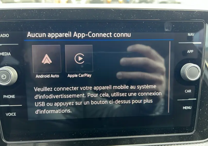 Écran tactile du système multimédia du Volkswagen T-Cross gris argent affichant l'interface App-Connect Android Auto et Apple CarPlay.