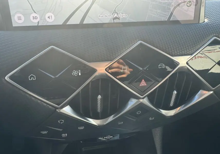 Détail de la console centrale du DS3 2024 gris, montrant les commandes tactiles et les aérateurs au design géométrique.