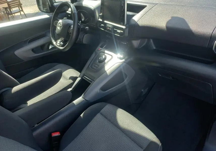 Vue intérieure côté conducteur du Toyota Proace City Verso gris 2023, avec tableau de bord moderne et écran tactile central.