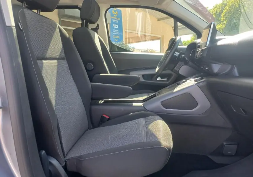 Vue intérieure côté gauche du Toyota Proace City Verso gris 2023, montrant les sièges avant et la console centrale.