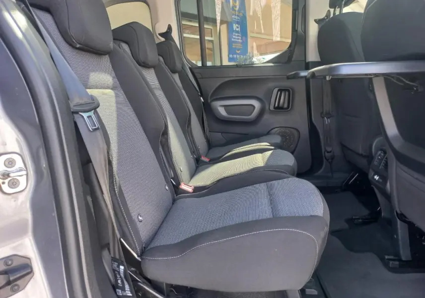 Vue latérale intérieure côté droit des sièges arrière gris du Toyota Proace City Verso Medium Executive 2023.