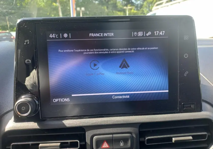 Écran tactile central du Toyota Proace City Verso gris 2023, affichant les options de connectivité Apple CarPlay et Android Auto.