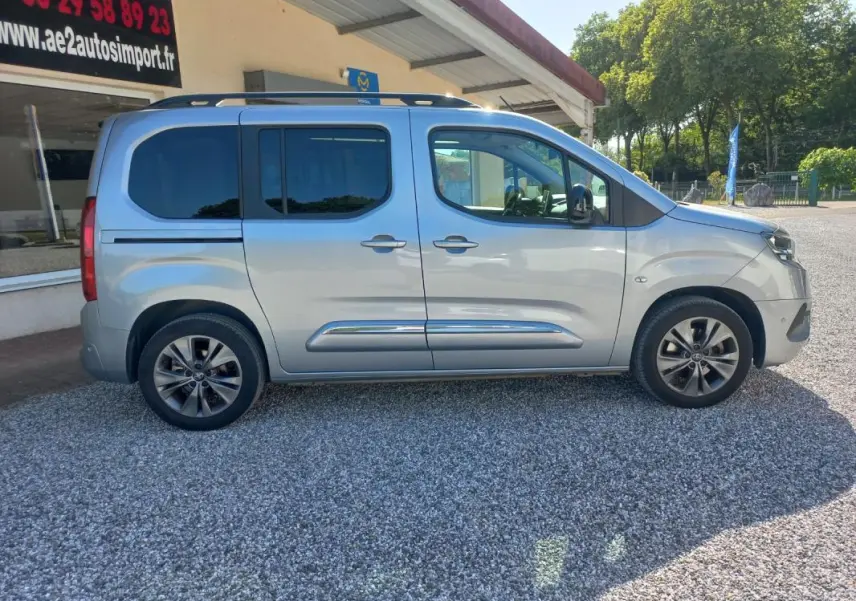 Vue de profil côté droit d'un Toyota Proace City Verso gris 2023, version Medium Executive avec jantes alliage et vitres teintées.