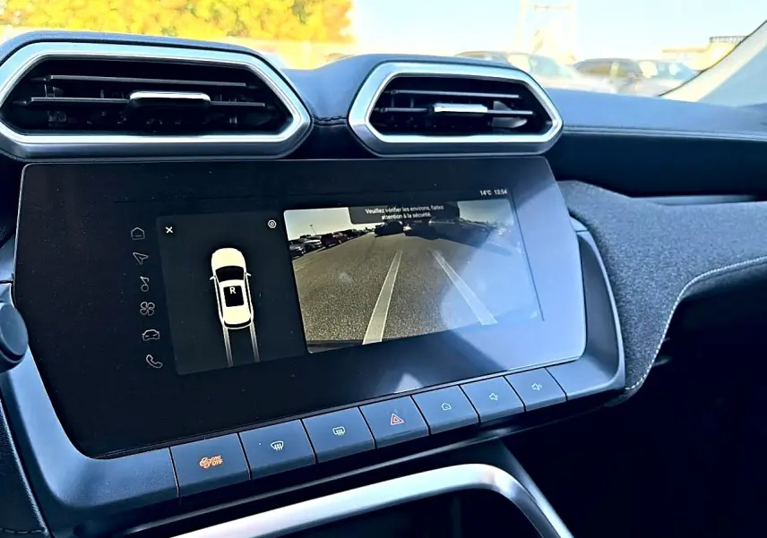 Écran tactile central affichant la caméra de recul dans l’habitacle noir du MG Motor ZS hybride 2026.