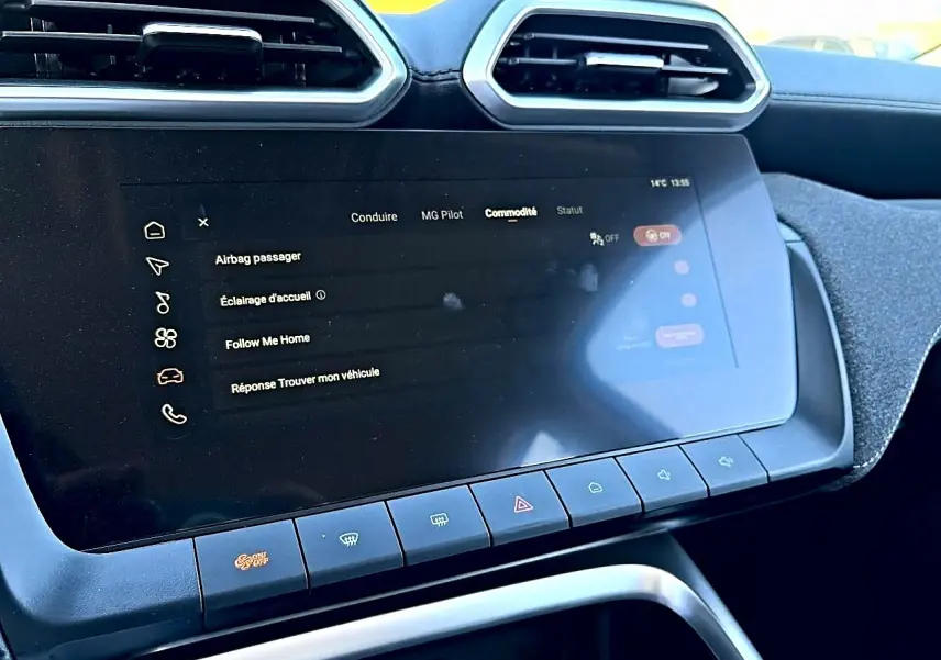 Vue rapprochée de l’écran tactile central et des commandes en ligne du tableau de bord du MG Motor ZS noir hybride 2026.