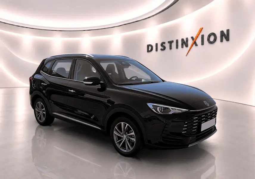 MG Motor ZS hybride noir en 3/4 avant droit dans un showroom lumineux avec logo Distinxion en arrière-plan.