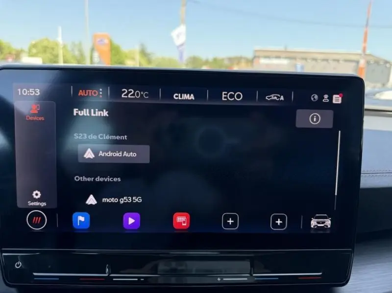 Écran tactile central du tableau de bord du CUPRA Formentor gris 2023, affichant la connexion Android Auto et la température à 22°C.