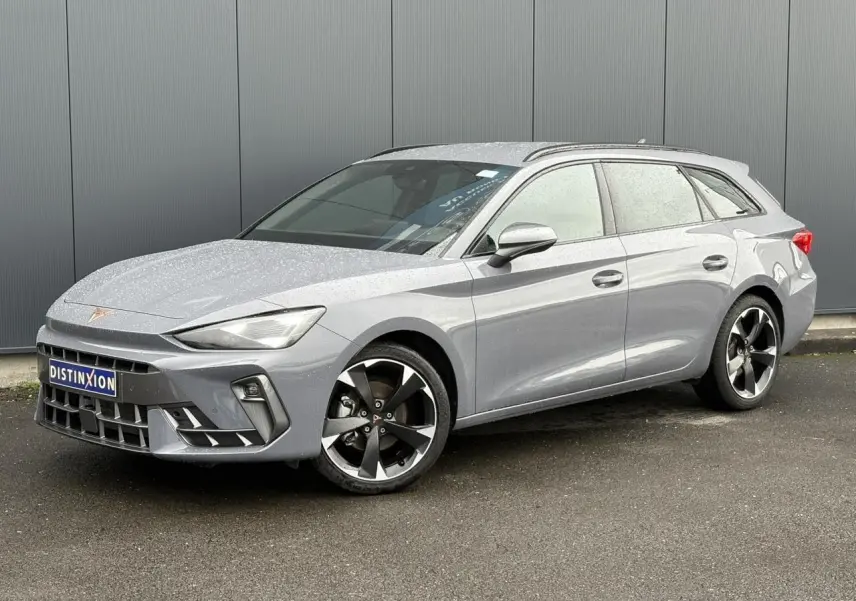 Vue 3/4 avant droite du CUPRA LEON ST 2025 en Gris Graphene avec jantes alliage et signature lumineuse avant.