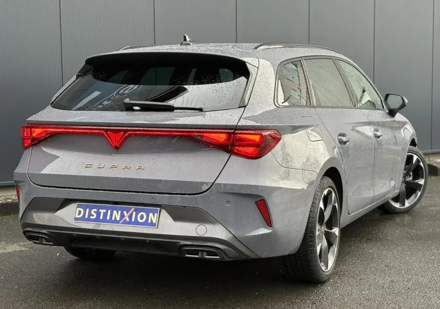 Vue 3/4 arrière droite d'une CUPRA LEON ST 2025 gris Graphene avec feux arrière Tri-LED et jantes alliage 18 pouces.