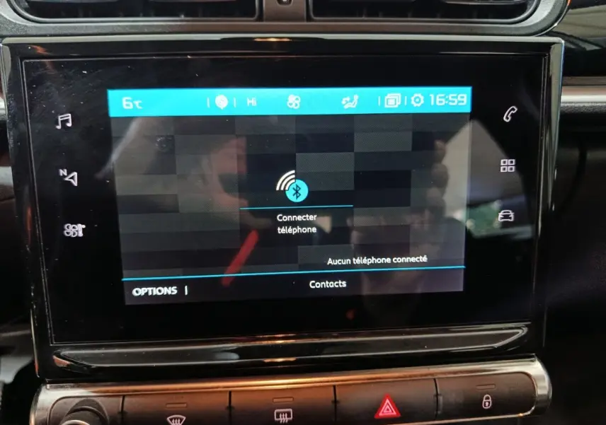 Écran tactile central de la Citroën C3 2024 affichant la connexion Bluetooth, entouré de commandes noires.