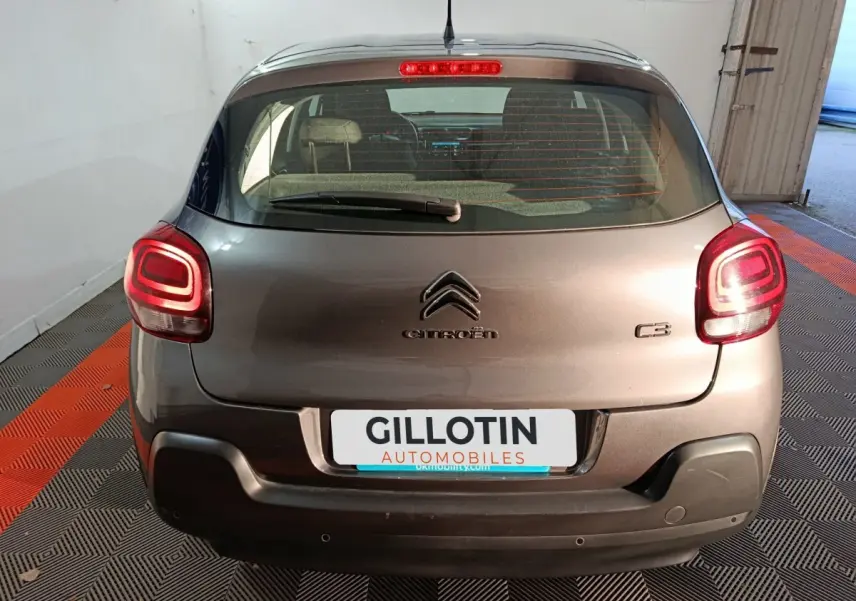 Vue arrière d'une Citroën C3 gris foncé 2024 avec feux arrière LED et logo distinctif au centre du hayon.