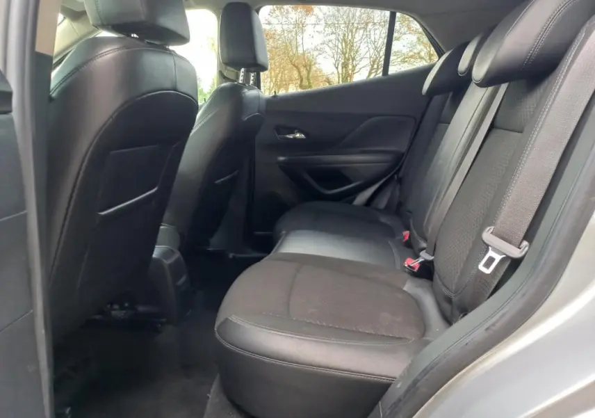 Vue intérieure côté droit sur les sièges arrière noirs de l'Opel Mokka X gris 2017, version 1.4 Turbo Innovation.