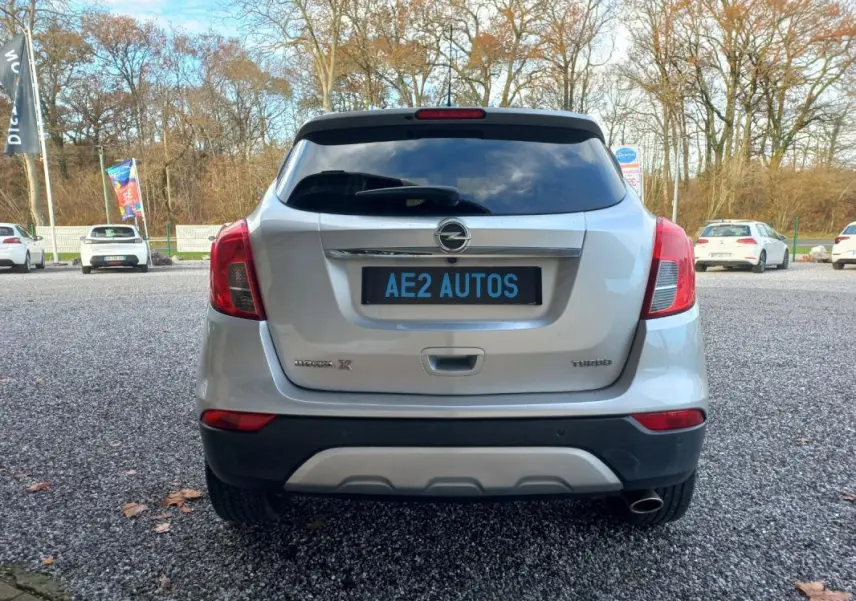 Vue arrière d'un Opel Mokka X gris 2017 avec logo Opel et badges Mokka X et Turbo visibles sur le coffre.