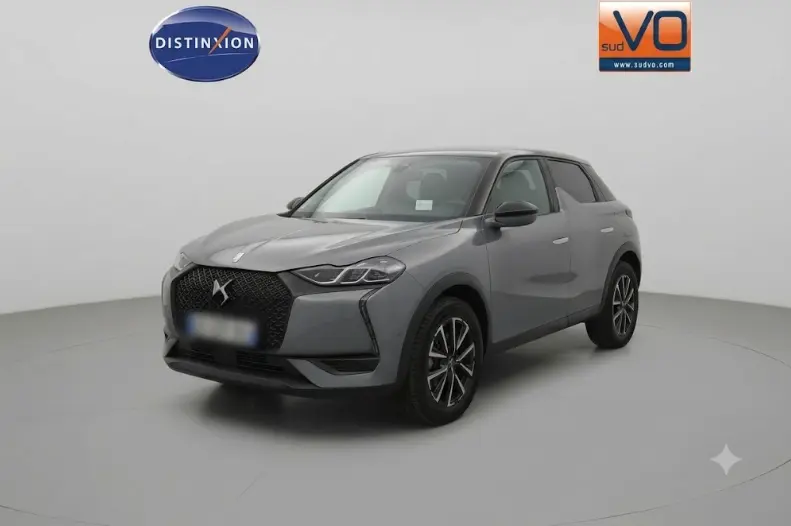 DS3 100 BVM6 Bastille gris vue 3/4 avant droit avec calandre noire et jantes alliage 17 pouces.