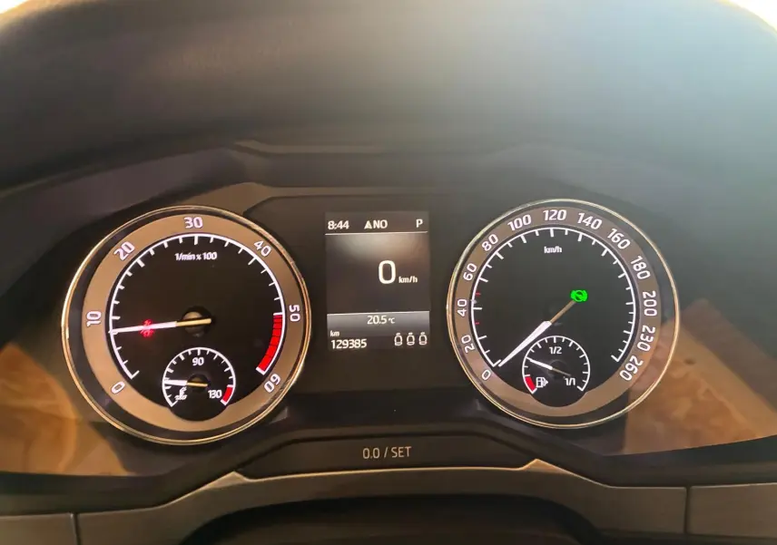 Vue rapprochée du tableau de bord de la Skoda Superb Combi bleu, affichant compteur, compte-tours et écran digital.