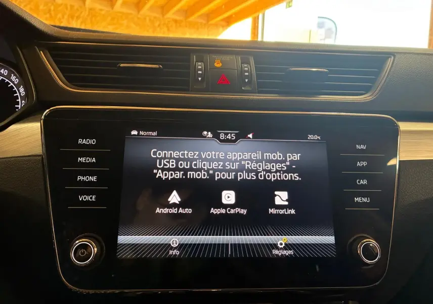 Vue rapprochée de l'écran tactile central noir du tableau de bord du Skoda Superb Combi 2021 avec interface multimédia affichée.