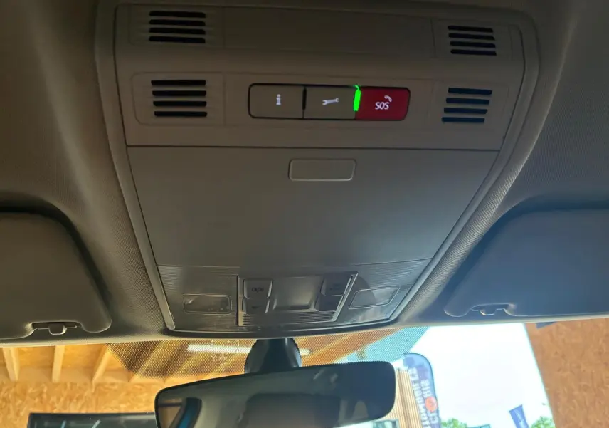 Vue intérieure du plafonnier avec commandes d'éclairage et bouton SOS allumé dans une Skoda Superb Combi 2021.