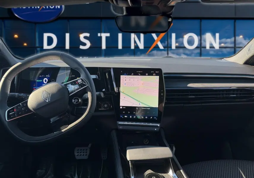 Vue intérieure avant du Renault Austral noir 2026, mettant en valeur le volant multifonction et l’écran tactile central.