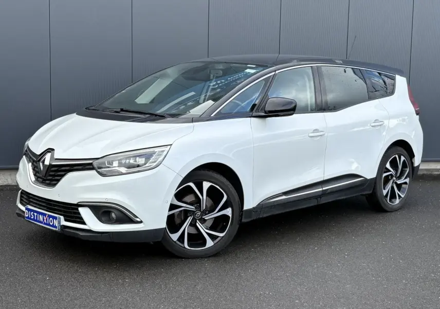 Renault Grand Scenic blanc nacré vu de 3/4 avant droit avec toit noir étoilé et jantes alliage 20 pouces.