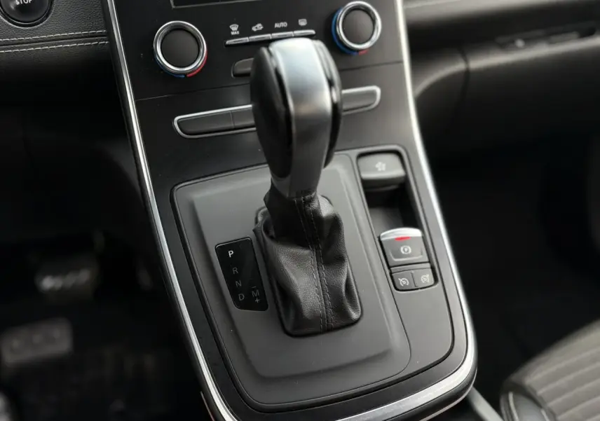 Le levier de vitesses automatique noir du Renault Grand Scenic IV 1.3 TCe 140 Business Intens, vue rapprochée intérieure.