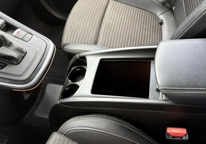 Vue rapprochée de la console centrale noire et des sièges avant gris du Renault Grand Scenic IV 1.3 TCe 140 Business Intens.