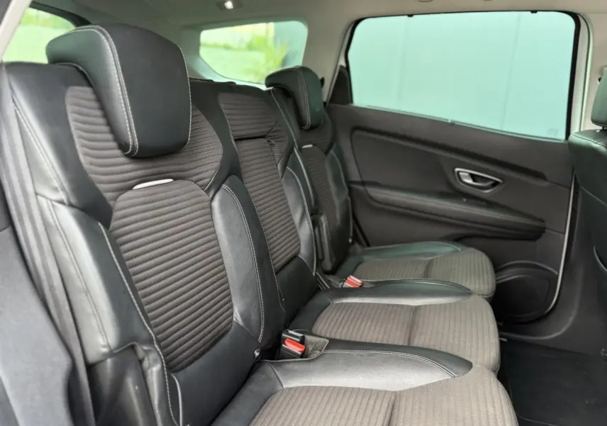 Vue intérieure côté droit sur les sièges arrière en tissu et cuir du Renault Grand Scenic IV blanc nacré 7 places.