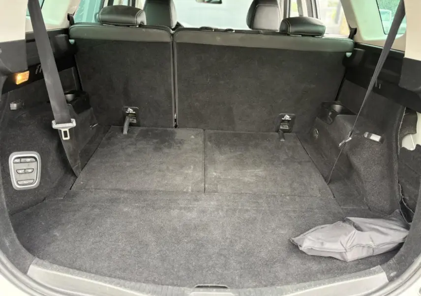 Coffre spacieux du Renault Grand Scenic blanc nacré 2018, banquette arrière rabattue et intérieur noir velours.