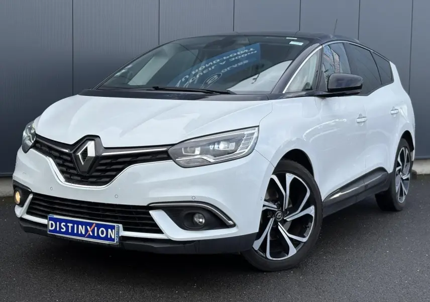 Renault Grand Scenic blanc nacré vu 3/4 avant droit avec toit noir étoilé et jantes alliage 20 pouces.