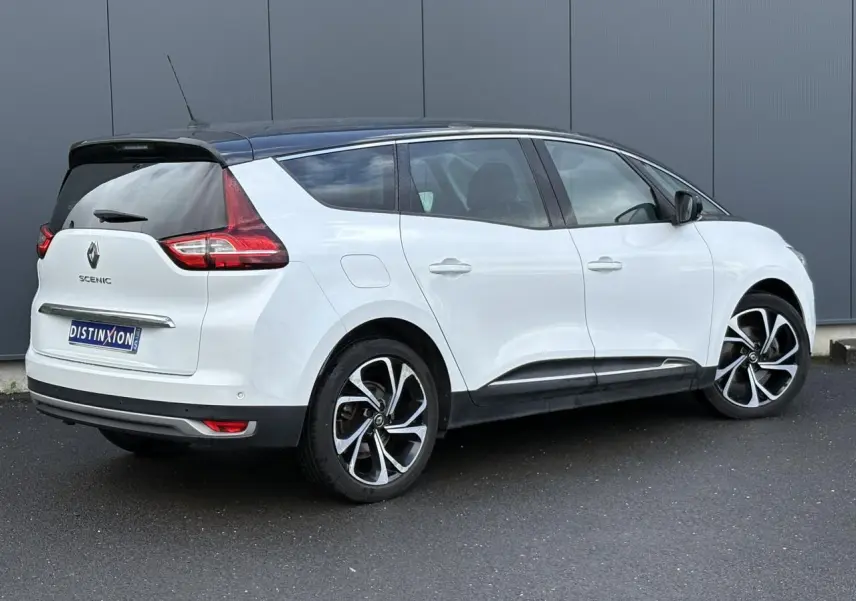 Renault Grand Scenic blanc nacré en 3/4 arrière droit avec toit noir étoilé et jantes alliage 20 pouces.