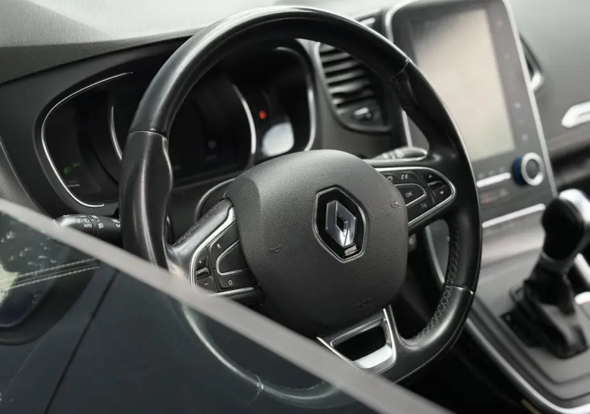 Volant cuir Renault avec logo au centre, tableau de bord et écran tactile vertical du Grand Scenic IV essence 2018.