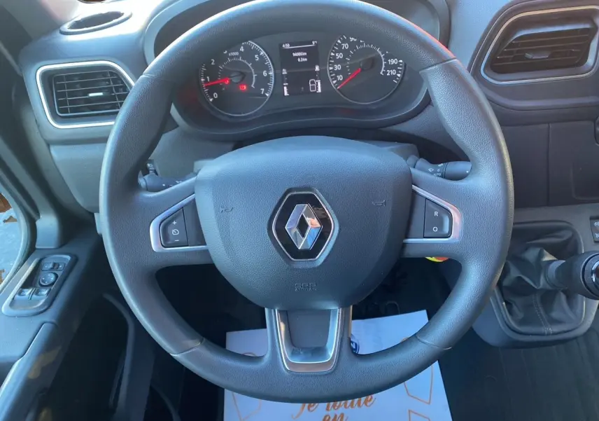 Volant Renault noir avec logo central, tableau de bord et levier de vitesses manuel visibles dans l'habitacle du Master Châssis Cabine blanc.