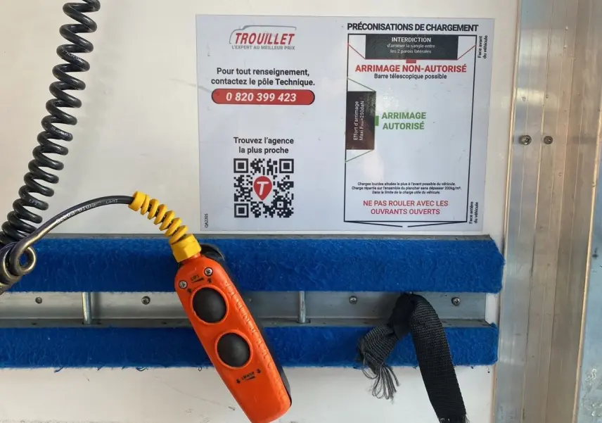 Télécommande orange du hayon avec consignes de chargement à l'arrière d'un Renault Master blanc 2023