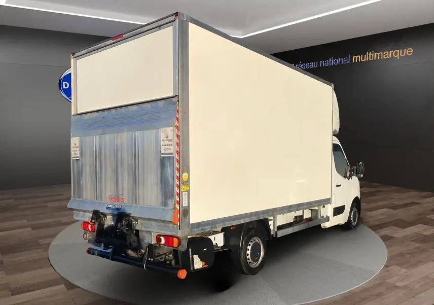 Renault Master Châssis cabine blanc vu en 3/4 arrière droit avec hayon élévateur métallique fermé.