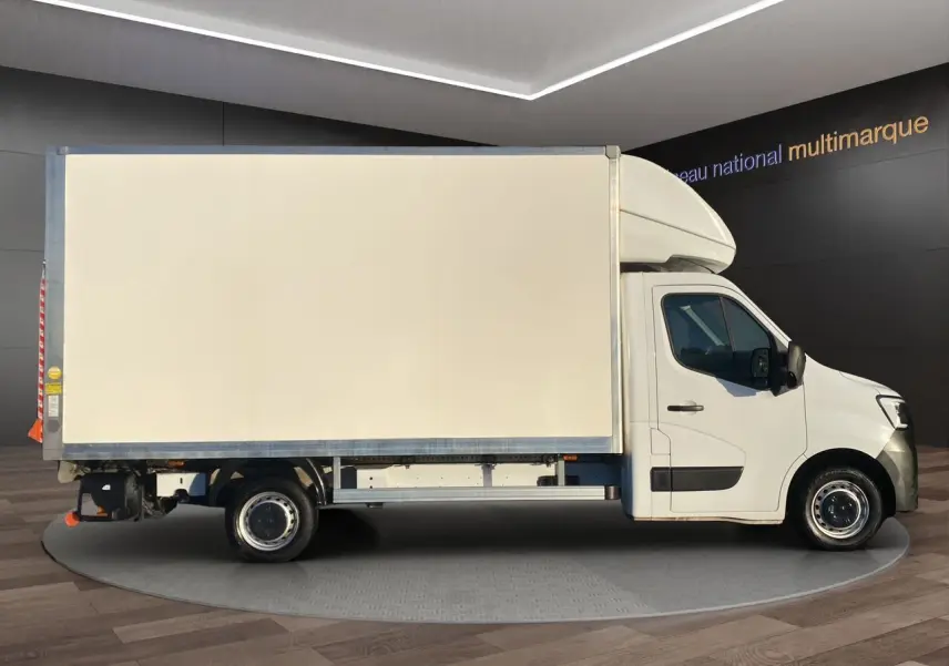 Renault Master Châssis cabine blanc vu de profil côté droit avec caisse hayon et roues tôlées 16 pouces.
