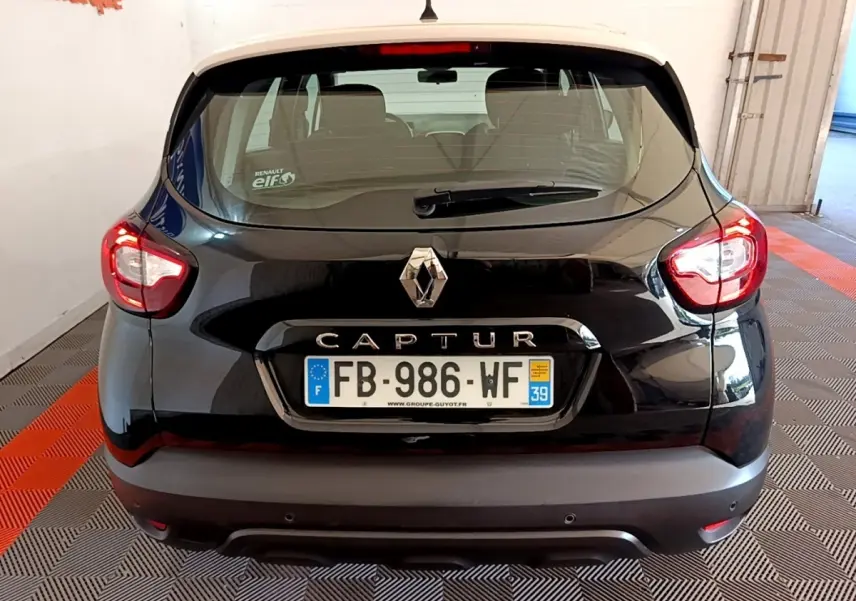 Vue arrière d'un Renault Captur noir 2018 avec feux arrière allumés et plaque d'immatriculation française visible.