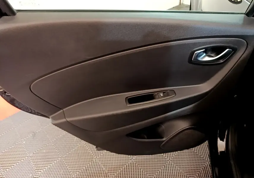 Vue rapprochée de la porte intérieure côté conducteur noire du Renault Captur Business TCe 90 de 2018, avec poignée et commande de fenêtre.