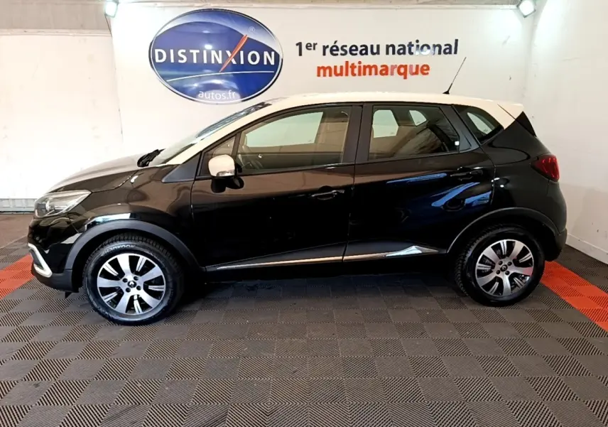 Profil côté gauche d’un Renault Captur Business noir avec toit blanc, roues alliage et rétroviseurs ton caisse.