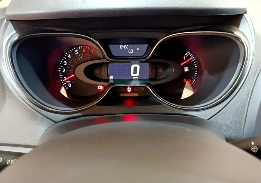 Vue rapprochée du tableau de bord numérique du Renault Captur Business 2018, affichant la vitesse à 0 km/h.