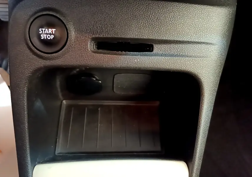 Gros plan sur la console centrale noire du Renault Captur Business 2018, avec bouton Start/Stop visible en haut à gauche.