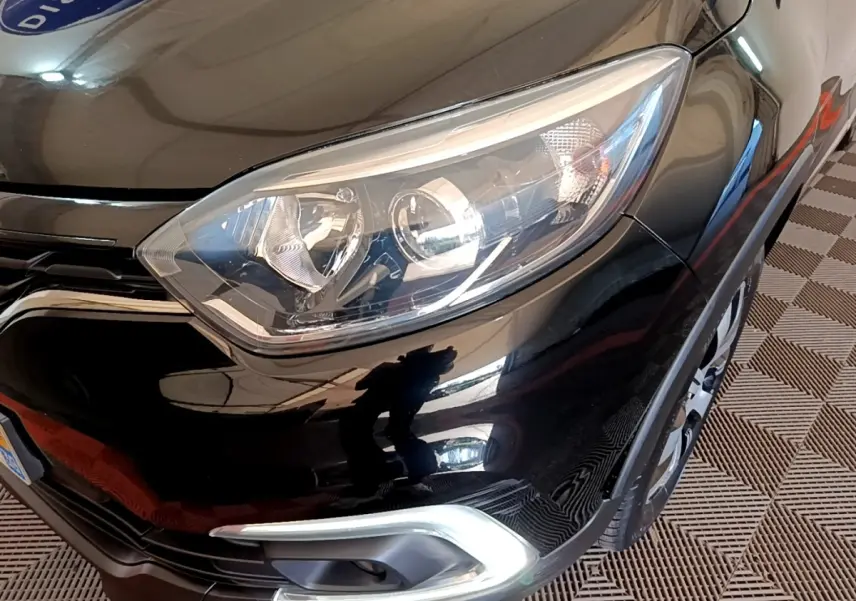 Gros plan sur l'avant droit noir du Renault Captur Business 2018, mettant en valeur le phare et le feu antibrouillard LED.