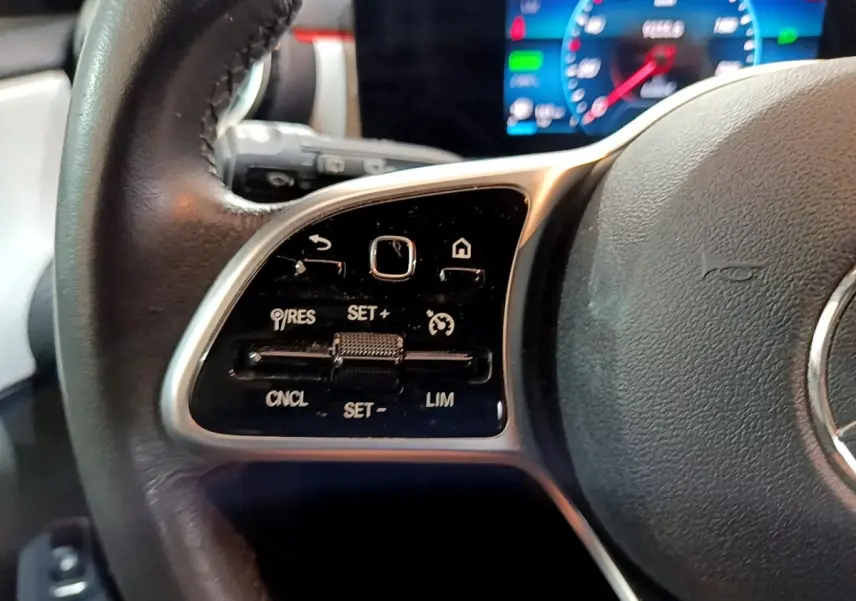 Gros plan sur le volant cuir multifonctions côté gauche d'une Mercedes Classe A 250 e Business Line 2020.