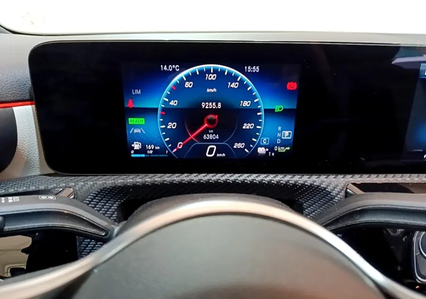 Vue rapprochée du tableau de bord numérique de la Mercedes Classe A 250 e Business Line 2020 avec affichage vitesse et indicateurs.