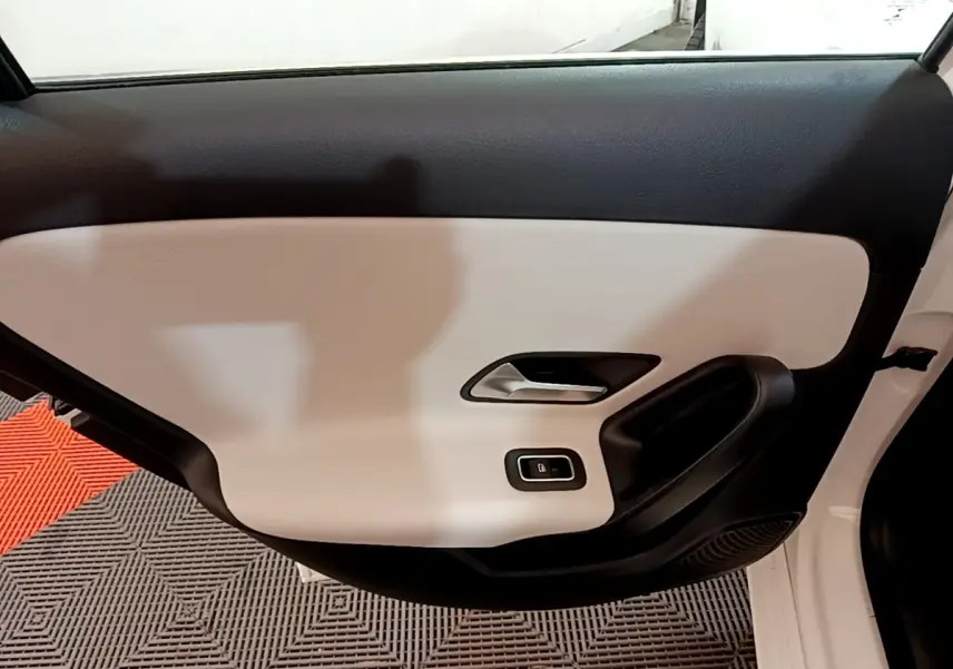 Vue intérieure du panneau de porte avant gauche blanc et noir de la Mercedes Classe A Berline A 250 e Business Line 2020.